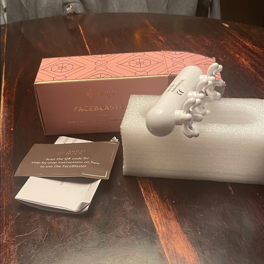 Ashley Black FaceBlaster - White